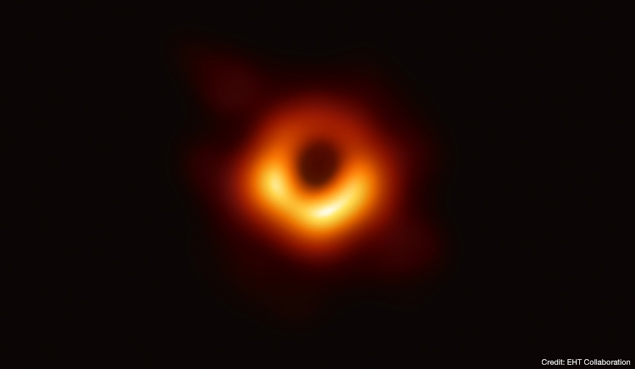 銀河M87中心の巨大ブラックホールシャドウ
