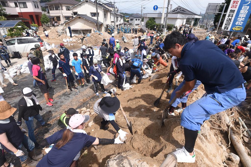 土砂の撤去作業をする地元のボランティアら