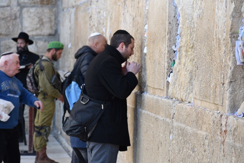 嘆きの壁に祈りを捧げるユダヤ教徒