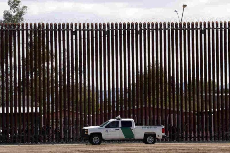 メキシコとアメリカの国境の壁