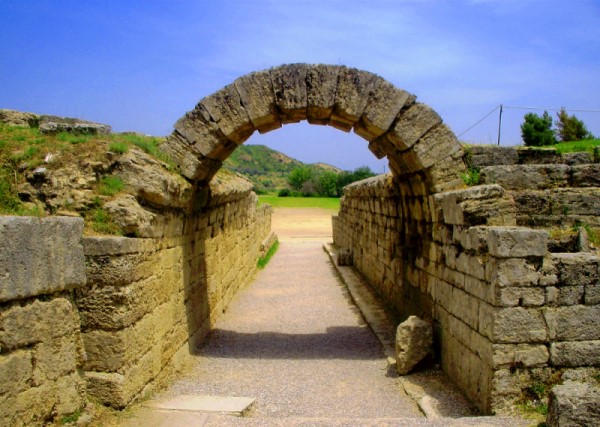 オリンピアの古代競技場入口