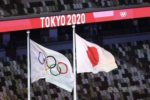 国立競技場に掲げられる五輪旗と日本の国旗