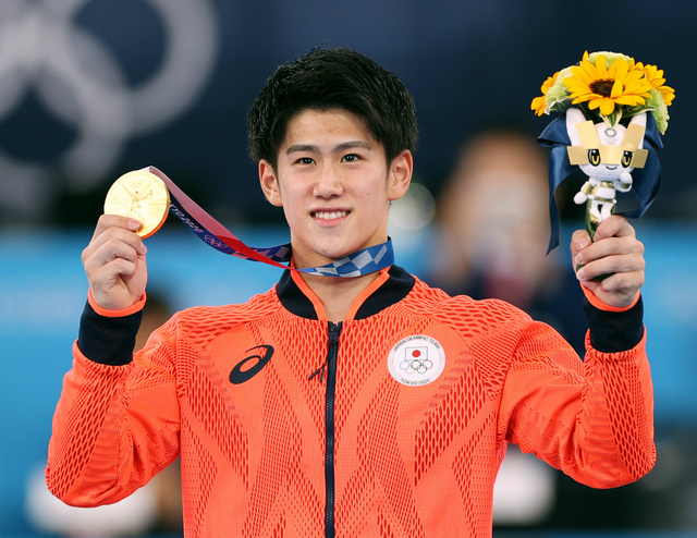 体操男子個人総合の表彰式で金メダルを手に笑顔を見せる橋本大輝