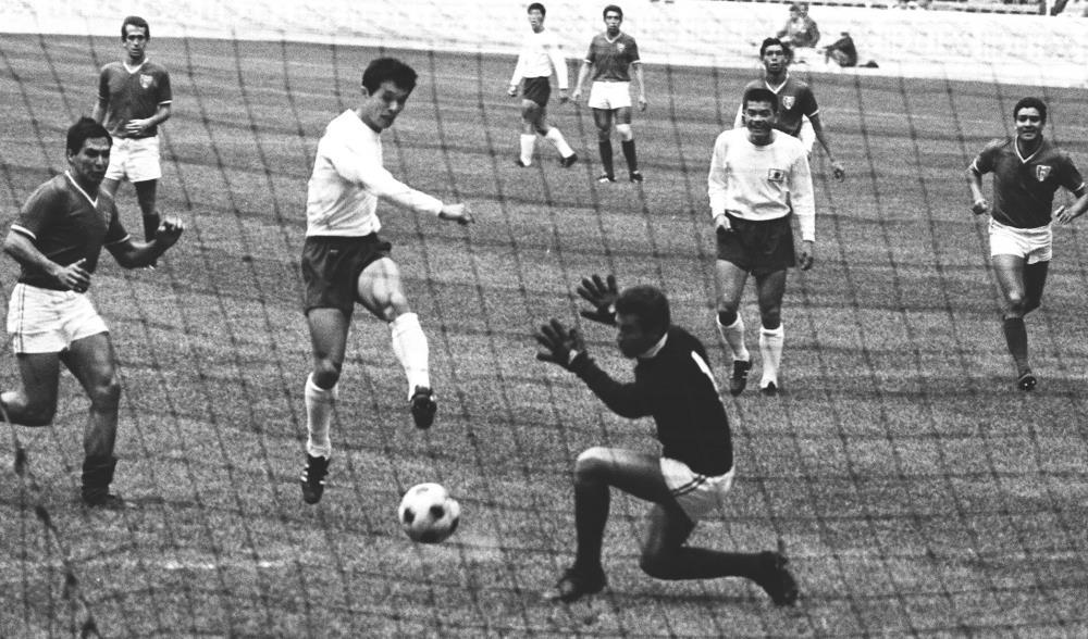 メキシコ五輪のサッカー3位決定戦で釜本邦茂が先制シュートを蹴り込む