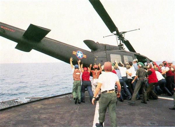 海中投棄される南ベトナム軍のヘリ