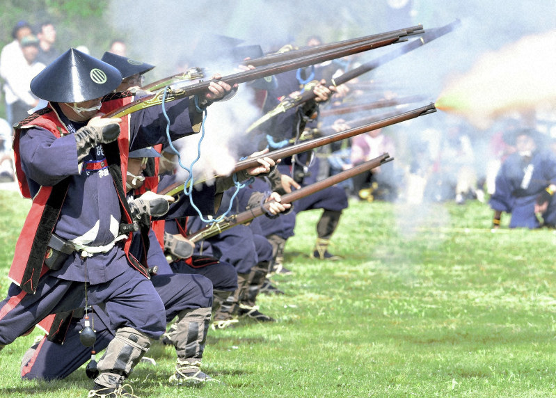 火縄銃を撃つ鉄砲隊