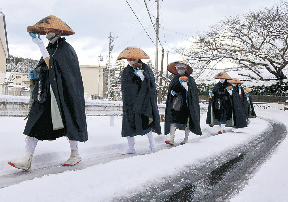 大雪の中、寒行托鉢