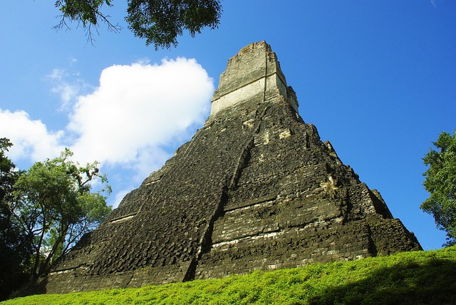 マヤのティカル遺跡
