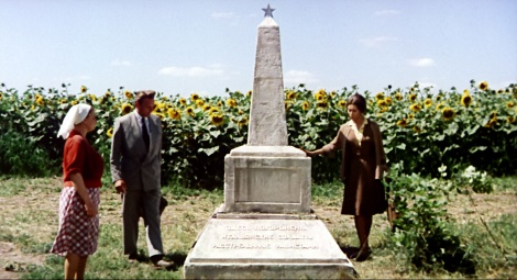 映画「ひまわり」戦没者慰霊碑の前でウクライナ・ヘルソン州