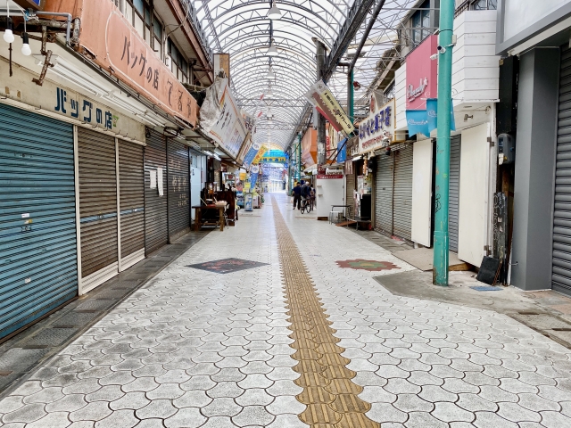 シャッター通りになった街の風景