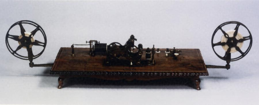 ペリー提督が幕府に献上したエンポッシング・モールス式電信機