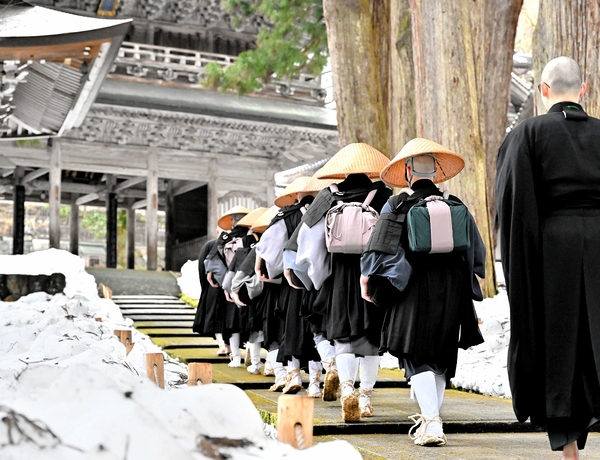 山門に向かう新参僧