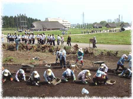 三内丸山遺跡での発掘調査の様子